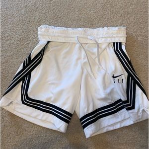 white nike fly basketball shorts